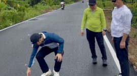 Wali Kota Pontianak Edi Rusdi Kamtono saat meninjau Jalan Kebangkitan Nasional Pontianak Utara