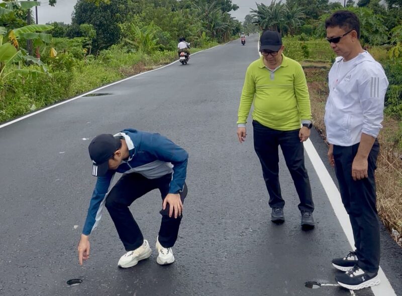 Wali Kota Pontianak Edi Rusdi Kamtono saat meninjau Jalan Kebangkitan Nasional Pontianak Utara