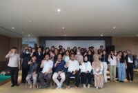 Para peserta dan panitia melaksanakan sesi foto bersama usai kegiatan.