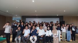 Para peserta dan panitia melaksanakan sesi foto bersama usai kegiatan. 