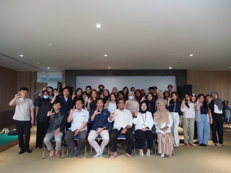 Para peserta dan panitia melaksanakan sesi foto bersama usai kegiatan. 