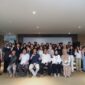 Para peserta dan panitia melaksanakan sesi foto bersama usai kegiatan. 