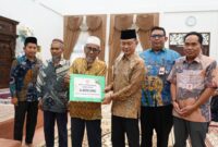 Wali Kota Pontianak Edi Rusdi Kamtono menyerahkan secara simbolis bantuan operasional kepada guru ngaji tradisional.