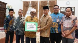 Wali Kota Pontianak Edi Rusdi Kamtono menyerahkan secara simbolis bantuan operasional kepada guru ngaji tradisional.