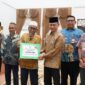 Wali Kota Pontianak Edi Rusdi Kamtono menyerahkan secara simbolis bantuan operasional kepada guru ngaji tradisional.