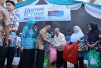 Para kader PKK, kader Posyandu, guru PAUD dan Anggota BKMT Kota Pontianak memanfaatkan momen pasar murah yang digelar TP-PKK Kota Pontianak.