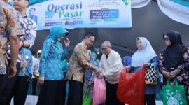 Para kader PKK, kader Posyandu, guru PAUD dan Anggota BKMT Kota Pontianak memanfaatkan momen pasar murah yang digelar TP-PKK Kota Pontianak.