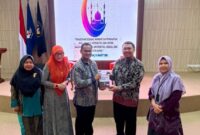 Penyerahan buku oleh FK Untan 