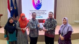 Penyerahan buku oleh FK Untan 