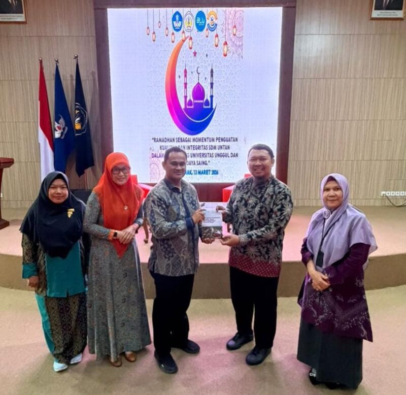 Penyerahan buku oleh FK Untan 