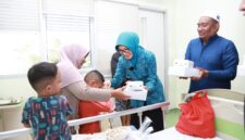 Ketua TP-PKK Kota Pontianak Yanieta Arbiastutie membagikan takjil kepada keluarga pasien di RSUD Sultan Syarif Mohamad Alkadrie Kota Pontianak.