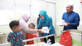 Ketua TP-PKK Kota Pontianak Yanieta Arbiastutie membagikan takjil kepada keluarga pasien di RSUD Sultan Syarif Mohamad Alkadrie Kota Pontianak.