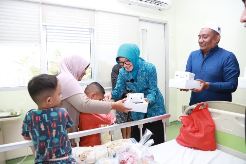 Ketua TP-PKK Kota Pontianak Yanieta Arbiastutie membagikan takjil kepada keluarga pasien di RSUD Sultan Syarif Mohamad Alkadrie Kota Pontianak.