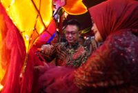 Wali Kota Pontianak Edi Rusdi Kamtono memotong jenggot naga