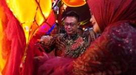 Wali Kota Pontianak Edi Rusdi Kamtono memotong jenggot naga