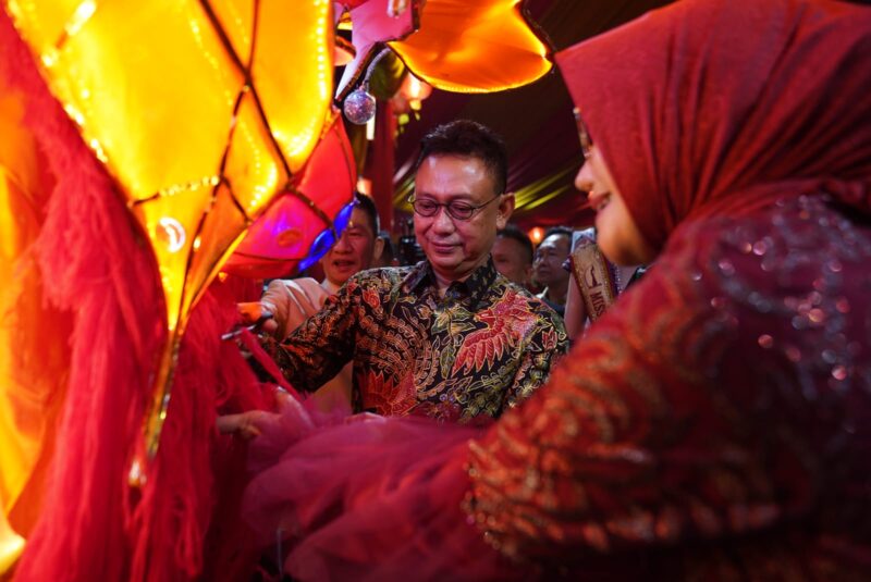 Wali Kota Pontianak Edi Rusdi Kamtono memotong jenggot naga