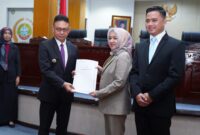 Wali Kota Pontianak Edi Rusdi Kamtono menyerahkan pidato tanggapan dan jawaban atas pandangan umum Fraksi-fraksi terhadap tiga Raperda Kota Pontianak