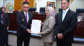 Wali Kota Pontianak Edi Rusdi Kamtono menyerahkan pidato tanggapan dan jawaban atas pandangan umum Fraksi-fraksi terhadap tiga Raperda Kota Pontianak