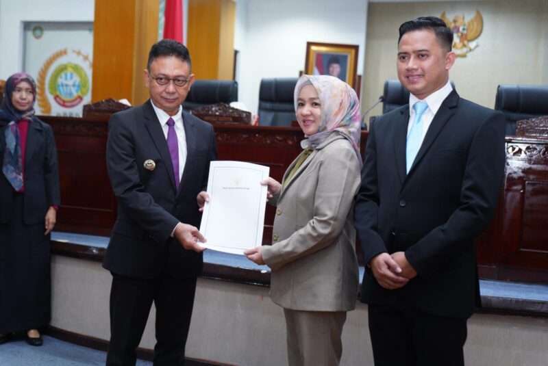 Wali Kota Pontianak Edi Rusdi Kamtono menyerahkan pidato tanggapan dan jawaban atas pandangan umum Fraksi-fraksi terhadap tiga Raperda Kota Pontianak