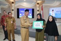 Sekretaris Daerah Kota Pontianak Amirullah menyerahkan secara simbolis bantuan kepada petugas Fardhu Kifayah
