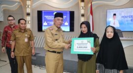 Sekretaris Daerah Kota Pontianak Amirullah menyerahkan secara simbolis bantuan kepada petugas Fardhu Kifayah