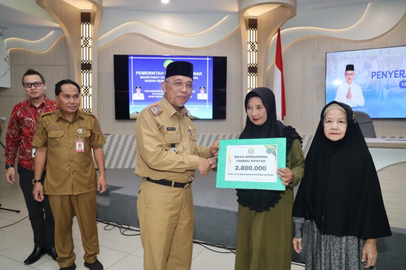 Sekretaris Daerah Kota Pontianak Amirullah menyerahkan secara simbolis bantuan kepada petugas Fardhu Kifayah