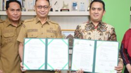 Wali Kota Pontianak Edi Rusdi Kamtono dan Rektor UMP Heriansyah menunjukkan nota kesepakatan bersama