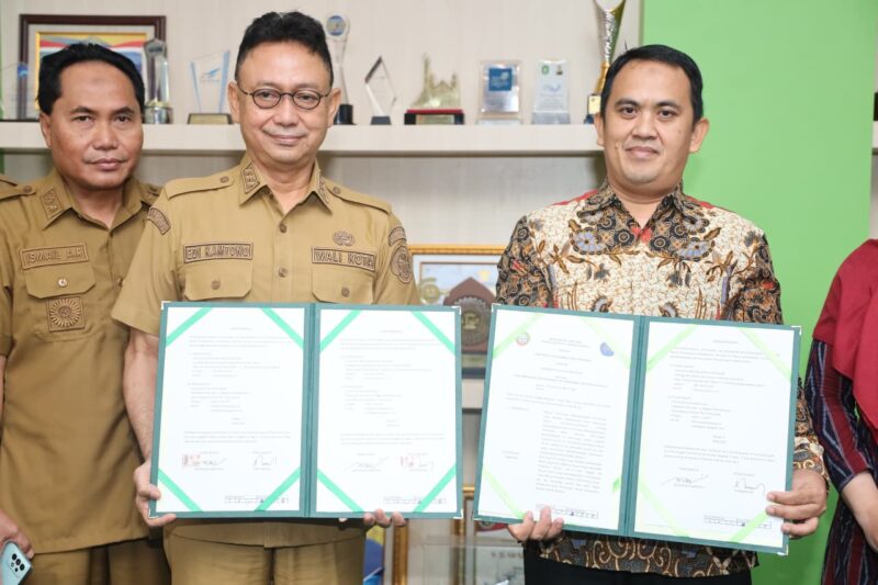 Wali Kota Pontianak Edi Rusdi Kamtono dan Rektor UMP Heriansyah menunjukkan nota kesepakatan bersama