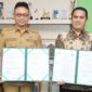 Wali Kota Pontianak Edi Rusdi Kamtono dan Rektor UMP Heriansyah menunjukkan nota kesepakatan bersama
