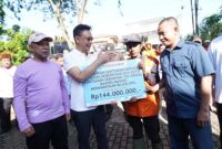 Senyum Para Penjaga Kota Dapat Paket Lebaran dari Walikota Pontianak