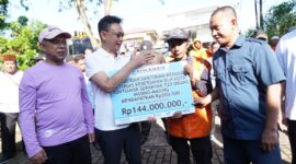 Senyum Para Penjaga Kota Dapat Paket Lebaran dari Walikota Pontianak