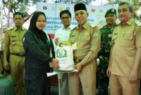 Sekretaris Daerah Kota Pontianak Amirullah menyerahkan bantuan pangan kepada Sulastri, warga Kelurahan Bangka Belitung Darat.