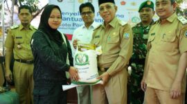 Sekretaris Daerah Kota Pontianak Amirullah menyerahkan bantuan pangan kepada Sulastri, warga Kelurahan Bangka Belitung Darat.