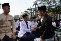 Momen Wali Kota Pontianak Edi Rusdi Kamtono bersama mantan Gubernur Kalbar Sutarmidji saat Salat Id di depan Taman Alun Kapuas.
