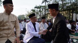 Momen Wali Kota Pontianak Edi Rusdi Kamtono bersama mantan Gubernur Kalbar Sutarmidji saat Salat Id di depan Taman Alun Kapuas.