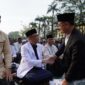 Momen Wali Kota Pontianak Edi Rusdi Kamtono bersama mantan Gubernur Kalbar Sutarmidji saat Salat Id di depan Taman Alun Kapuas.