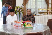 Wali Kota Pontianak Edi Rusdi Kamtono saat menerima kunjungan Wakil Gubernur Kalbar Krisantus pada open house di kediaman dinasnya.