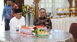 Wali Kota Pontianak Edi Rusdi Kamtono saat menerima kunjungan Wakil Gubernur Kalbar Krisantus pada open house di kediaman dinasnya.