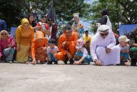 Wali Kota Pontianak Edi Rusdi Kamtono bersama para siswa SD ikut mendirikan telur pada momen Kulminasi Matahari.