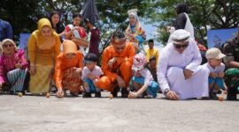 Wali Kota Pontianak Edi Rusdi Kamtono bersama para siswa SD ikut mendirikan telur pada momen Kulminasi Matahari.