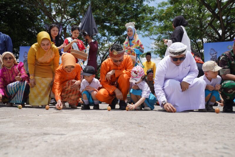 Wali Kota Pontianak Edi Rusdi Kamtono bersama para siswa SD ikut mendirikan telur pada momen Kulminasi Matahari.
