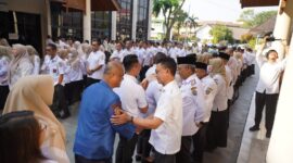 Seluruh ASN di lingkungan Kantor Wali Kota Pontianak saling bermaafan di hari pertama masuk kerja usai libur lebaran.