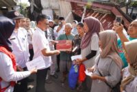 Wali Kota Pontianak Edi Rusdi Kamtono menyerahkan bantuan kepada korban kebakaran di Gang Tamang I Pontianak Barat.