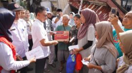 Wali Kota Pontianak Edi Rusdi Kamtono menyerahkan bantuan kepada korban kebakaran di Gang Tamang I Pontianak Barat.