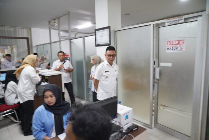 Wali Kota Pontianak Edi Rusdi Kamtono memimpin tim sidak kehadiran ASN usai libur lebaran