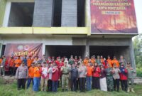 Tim Penanganan Karhutla Kota Pontianak berfoto bersama di depan Posko di Jalan Sepakat 2 Pontianak Tenggara