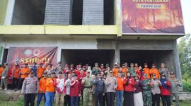 Tim Penanganan Karhutla Kota Pontianak berfoto bersama di depan Posko di Jalan Sepakat 2 Pontianak Tenggara