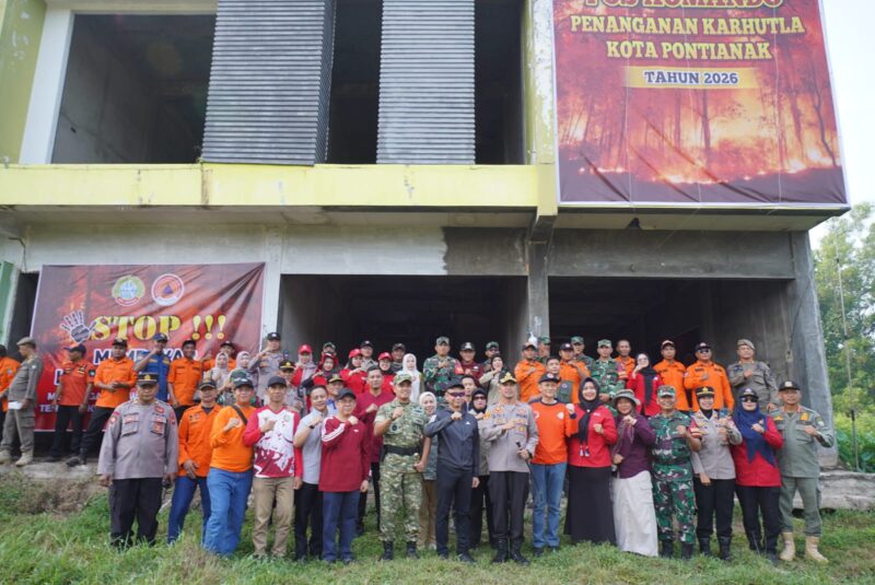 Tim Penanganan Karhutla Kota Pontianak berfoto bersama di depan Posko di Jalan Sepakat 2 Pontianak Tenggara