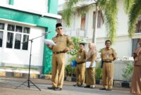 Sekretaris Daerah Kota Pontianak Amirullah memberikan arahan kepada seluruh ASN di lingkungan Kecamatan Pontianak Selatan.