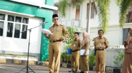 Sekretaris Daerah Kota Pontianak Amirullah memberikan arahan kepada seluruh ASN di lingkungan Kecamatan Pontianak Selatan.